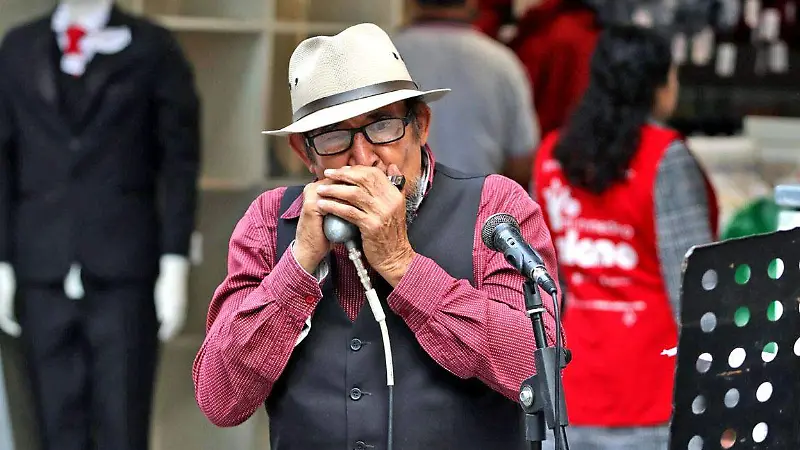 El sonido de la Calle 16 de Septiembre, un refugio para músicos callejeros [Fotorreportaje]